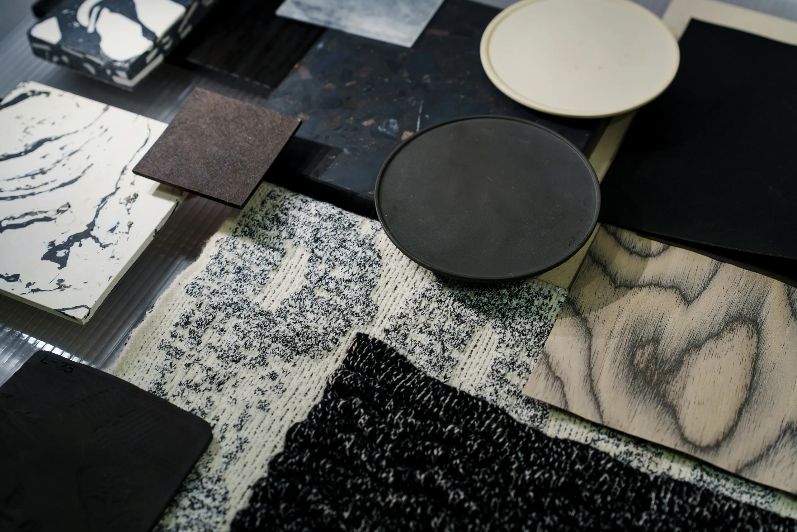 Moodboard con muestras de materiales: piedra, telas y madera