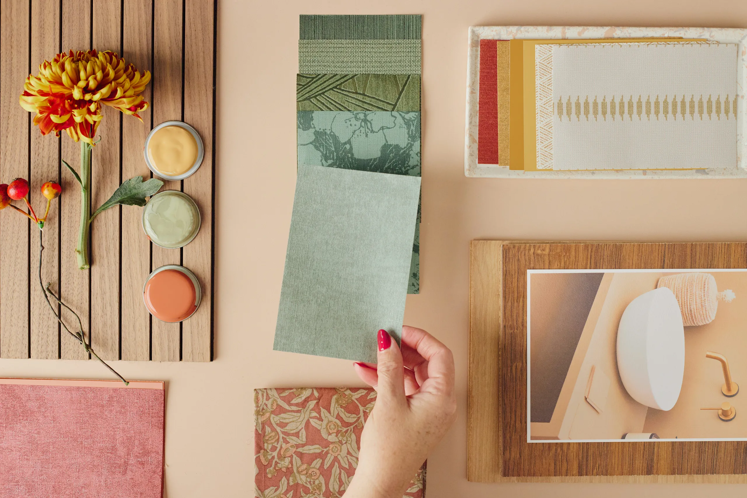 Moodboard con muestras de papel pintado, pinturas y madera en tonos de salvia y terracota